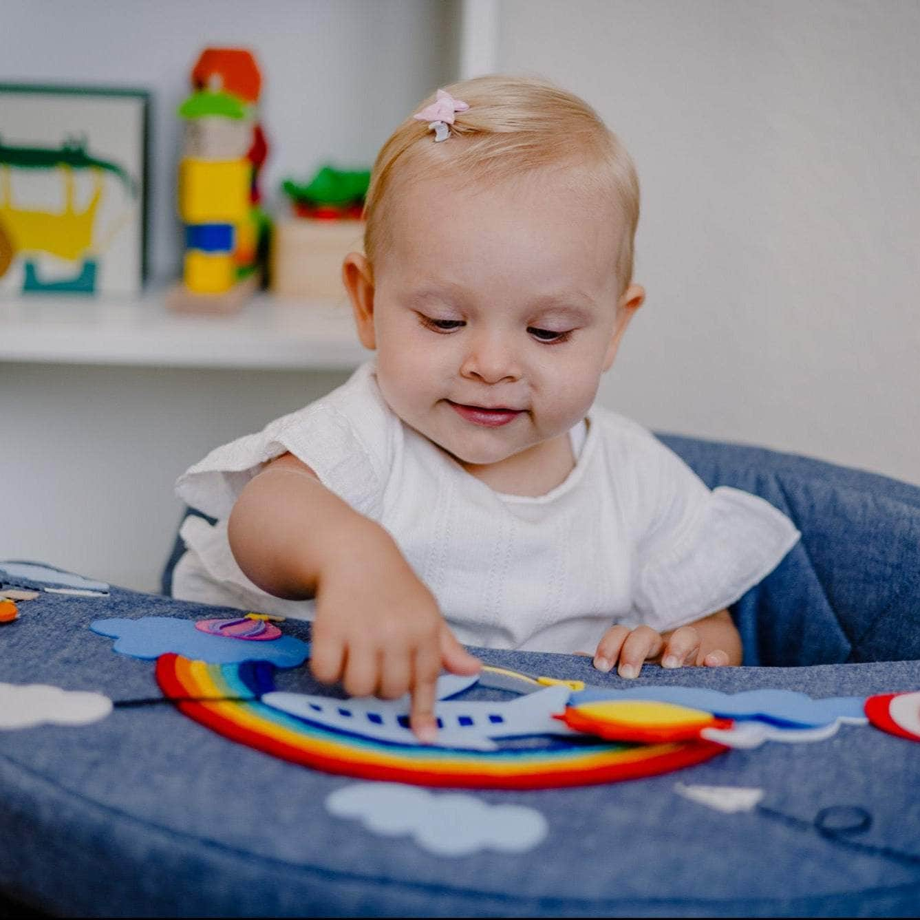 Activity armchair Rondo blue with rainbow cushion